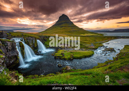 Island Wasserfall und berühmten Berg. Kirkjufellsfoss und Kirkjufell im Norden Islands Natur Landschaft. Stockfoto