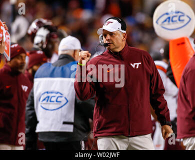 Virginia Tech Hokies Haupttrainer Justin Fuente begrüßt seine Straftat im vierten Quartal in Pittsburgh am 27. Oktober 2016. Foto von Matt Durisko/UPI Stockfoto