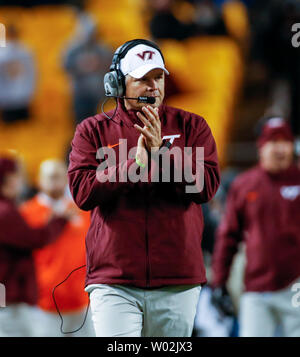 Virginia Tech Hokies Haupttrainer Justin Fuente begrüßt seine Straftat im vierten Quartal in Pittsburgh am 27. Oktober 2016. Foto von Matt Durisko/UPI Stockfoto