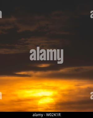 Das goldene Licht der Sonne und Wolken im Himmel. Stockfoto