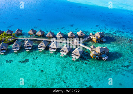 Reise Urlaub Paradies Antenne drone Video mit Überwasserbungalows im Korallenriff, Lagune Meer. Antenne video von Bora Bora, Französisch-Polynesien, Tahiti, South Pacific Ocean. Stockfoto