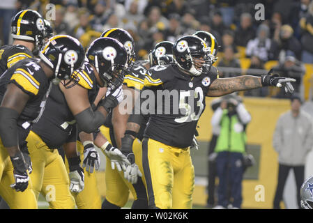 Pittsburgh Steelers Mitte Maurkice Pouncey (53) weist auf die Dallas Cowboys Verteidigung im vierten Quartal die Cowboys 35-30 Gewinn gegen die Pittsburgh Steelers am Heinz Feld in Pittsburgh auf November 13,2016. Foto von Archie Tischler/UPI Stockfoto