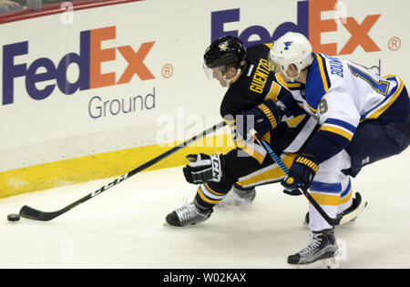 Pittsburgh Penguins center Jake Guentzel (59) spielt den Puck hinter St. Louis Blues defenseman Jay Bouwmeester (19) in der zweiten Periode am PPG Malt Arena in Pittsburgh am 24. Januar 2017. Foto von Archie Tischler/UPI Stockfoto