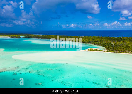 Französisch Polynesien Tahiti Antenne drone Ansicht von Fakarava Atoll und berühmten Blauen Lagune und motu Insel mit perfekten Strand, Coral Reef und den Pazifischen Ozean. Tropische Paradies reisen in den Tuamotus Inseln. Stockfoto