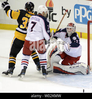 Columbus Blue Jackets goalie Sergei Bobrovsky (72) und blauen Jacken defenseman Jack Johnson (7) reagieren, wie Pittsburgh Penguins rechten Flügel Carter Rowney (37) feiert sein Ziel in der ersten Periode am PPG Malt Arena in Pittsburgh am 4. April 2017. Foto von Archie Tischler/UPI Stockfoto