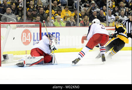 Pittsburgh Penguins rechten Flügel Patric Hornqvist (72) Kerben gegen die Columbus Blue Jackets goalie Sergei Bobrovsky (72) an der PPG Malt Arena in Pittsburgh am 4. April 2017. Foto von Archie Tischler/UPI Stockfoto