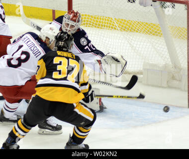 Pittsburgh Penguins rechten Flügel Carter Rowney (37) Skates in Richtung der Puck als Columbus Blue Jackets goalie Sergei Bobrovsky (72) Tauchgänge zu machen, die in der ersten Periode am PPG Malt Arena in Pittsburgh am 4. April 2017. Foto von Archie Tischler/UPI Stockfoto