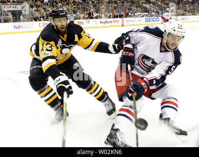 Columbus Blue Jackets Defenseman Scott Harrington (54) spielt den Puck von Pittsburgh Penguins center Nick Bonino (13) In der dritten Periode der 4-1 Gewinn am PPG Malt Arena in Pittsburgh am 4. April 2017. Foto von Archie Tischler/UPI Stockfoto