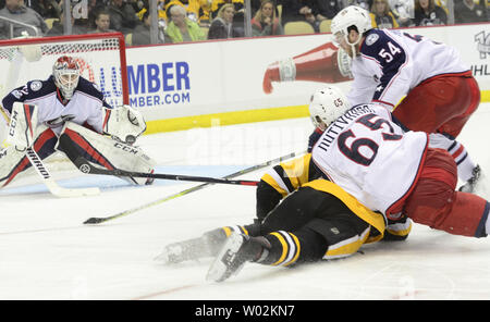 Columbus Blue Jackets goalie Sergei Bobrovsky (72) Macht das Speichern als Pittsburgh Penguins rechten Flügel Bryan Rost (17) versucht, eine erschossen, als er sich auf dem Eis in der zweiten Periode am PPG Malt Arena in Pittsburgh am 4. April 2017. Foto von Archie Tischler/UPI Stockfoto