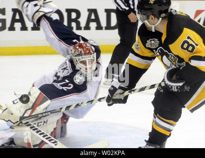 Columbus Blue Jackets goalie Sergei Bobrovsky (72) blockiert den Abreiß-Schuß von Pittsburgh Penguins rechten Flügel Phil Kessel (81) während der zweiten Periode von Spiel eins der NHL Eastern Conference Playoff Serie auf der PPG Malt Arena in Pittsburgh am 12. April 2017. Foto von Archie Tischler/UPI Stockfoto