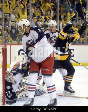 Pittsburgh Penguins center Nick Bonino (13) feiert sein Tor wie Columbus Blue Jackets goalie Sergei Bobrovsky (72) und Columbus Blue Jackets defenseman Gabriel Carlsson (53) Grabungen den Puck aus dem Netz während der zweiten Periode von Spiel eins der NHL Eastern Conference Playoff Serie auf der PPG Malt Arena in Pittsburgh am 12. April 2017. Foto von Archie Tischler/UPI Stockfoto