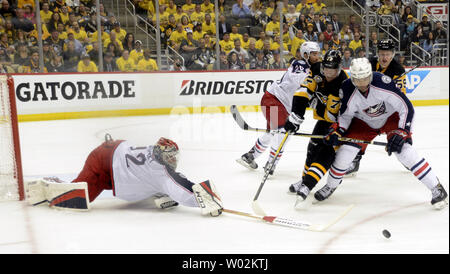 Columbus Blue Jackets goalie Sergei Bobrovsky (72) Fledermäuse den Puck vom Ziel in der zweiten Periode der Pittsburgh Penguins 5-2 Sieg gegen die Columbus Blue Jackets in der ersten Runde der NHL Eastern Conference Playoff Serie auf der PPG Malt Arena in Pittsburgh am 20. April 2017. Foto von Archie Tischler/UPI Stockfoto