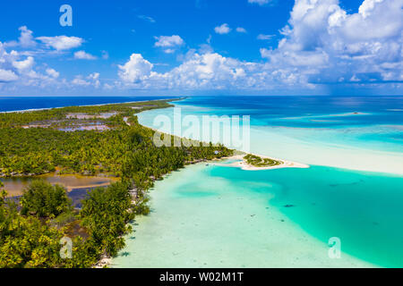 Drone Antenne video von Fakarava atoll Insel Motu Blue Lagoon, Teahatea und UNESCO-Biosphärenreservat Französisch Polynesien Tahiti, Coral Reef und den Pazifischen Ozean. Tropische Paradies reisen in den Tuamotus Inseln. Stockfoto
