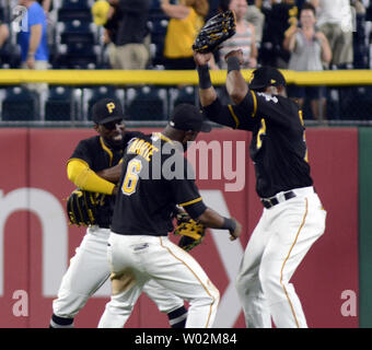 Pittsburgh Pirates Mittelfeldspieler Andrew McCutchen (22), Pittsburgh Pirates Mittelfeldspieler Starling Marte (6) und Pittsburgh Pirates rechter Feldspieler Gregory Polanco (25) Tänze im outfield feiern den 4-3 Sieg gegen die Milwaukee Brewers am PNC Park am 18. Juli 2017 in Pittsburgh. Foto von Archie Tischler/UPI Stockfoto