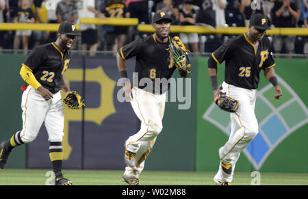 Pittsburgh Pirates Mittelfeldspieler Andrew McCutchen (22), Pittsburgh Pirates Mittelfeldspieler Starling Marte (6) und Pittsburgh Pirates rechter Feldspieler Gregory Polanco (25) Läuft das Feld nach der Feier der 4-3 Sieg gegen die Milwaukee Brewers am PNC Park am 18. Juli 2017 in Pittsburgh. Foto von Archie Tischler/UPI Stockfoto