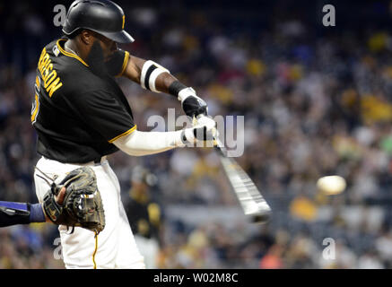 Pittsburgh Pirates zweiter Basisspieler Josh Harrison (5) homer Kerben Pittsburgh Pirates Mittelfeldspieler Starling Marte und bindet die Spiel im sechsten Inning gegen die Milwaukee Brewers am PNC Park am 18. Juli 2017 in Pittsburgh. Foto von Archie Tischler/UPI Stockfoto