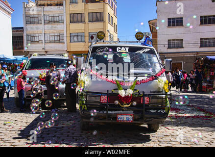 Automobil Segen, ein einzigartiges Ritual an der Basílica de Nuestra Señora in Copacabana, Bolivien Stockfoto