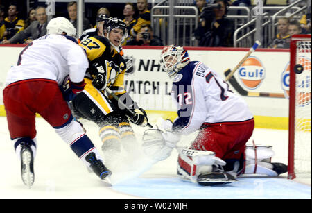 Pittsburgh Penguins center Sidney Crosby (87) Schuss Ringe aus der Post über die Schulter der Columbus Blue Jackets goalie Sergei Bobrovsky (72) während der zweiten Periode ihrer preseason Spiel bei PPG Malt Arena in Pittsburgh am 30. September 2017. Foto von Archie Tischler/UPI Stockfoto