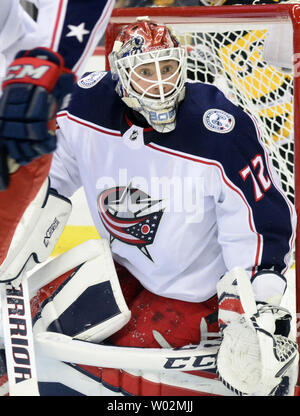 Columbus Blue Jackets goalie Sergei Bobrovsky folgt der Puck während des zweiten Zeitraums seiner 3-0 heraus geschlossen gegen die Pittsburgh Penguins in der preseason Spiel bei PPG Malt Arena in Pittsburgh am 30. September 2017. Foto von Archie Tischler/UPI Stockfoto