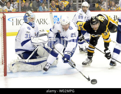 Pittsburgh Penguins rechten Flügel Tom Kuhnhackl (34) und die Tampa Bay Lightning defenseman Slater Koekkoek (29) jagt den Puck in die Ecke der Eisbahn in der zweiten Periode am PPG Malt Arena in Pittsburgh am 25. November 2017. Foto von Archie Tischler/UPI Stockfoto