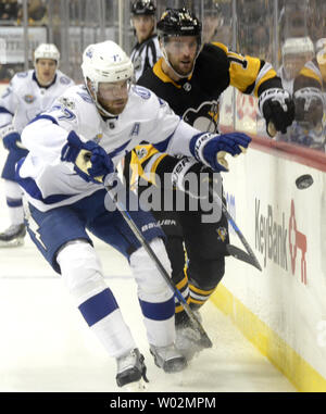 Tampa Bay Lightning defenseman Victor Hedman (77) und Pittsburgh Penguins Zentrum Riley Sheahan (15) folgen Sie den Puck entlang der Bretter in der zweiten Periode am PPG Malt Arena in Pittsburgh am 25. November 2017. Foto von Archie Tischler/UPI Stockfoto