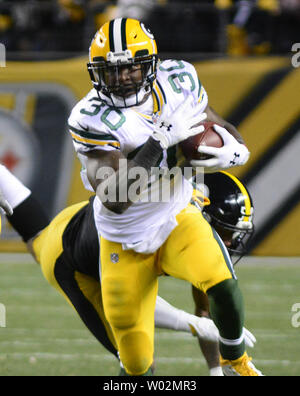 Green Bay Packers zurück laufen Jamaal Williams (30) Nimmt die Fang- und Erklärungspflichten Pittsburgh Steelers Mitte Maurkice Pouncey (53) und läuft 54 Yards für einen Touchdown im ersten Quartal am Heinz Feld in Pittsburgh am 26. November 2017. Foto von Archie Tischler/UPI Stockfoto