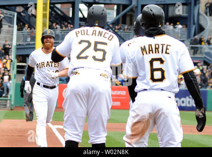 Pittsburgh Pirates dritter Basisspieler Colin Moran (19) Läuft nach Hause zu begrüßen, die Pittsburgh Pirates rechter Feldspieler Gregory Polanco (25), Pittsburgh Pirates Mittelfeldspieler Starling Marte (6) und Pittsburgh Pirates catcher Francisco Cervelli (29) Nach seinem Grand Slam Homer im ersten Inning gegen die Minnesota Twins am Eröffnungstag am PNC Park am 2. April 2018 in Pittsburgh. Foto von Archie Tischler/UPI Stockfoto