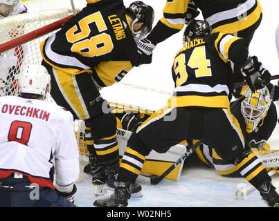 Pittsburgh Penguins defenseman Kris Letang (58) schützt das Ziel als Pittsburgh Penguins rechten Flügel Tom Kuhnhackl (34) hält den Puck gegen die Pads der Pittsburgh Penguins Torwart Matt Murray (30) Washington Capitals linken Flügel Alex Ovechkin (8) sieht in der zweiten Periode von Spiel vier in der zweiten Runde der Eastern Conference 2018 NHL Stanley Cup Endspiele an PPG Malt Arena in Pittsburgh am 3. Mai 2018. Foto von Archie Tischler/UPI Stockfoto