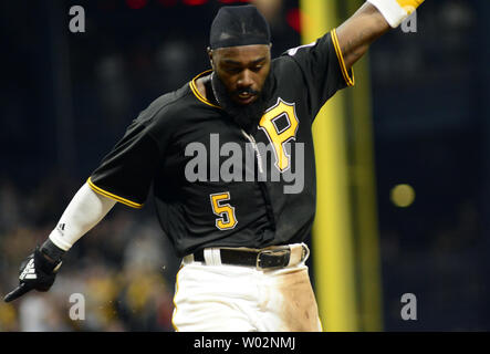Pittsburgh Pirates zweiter Basisspieler Josh Harrison (5) feiert, wie er punktet das Gewinnen laufen gegen die St. Louis Cardinals im achten Inning am PNC Park am 3. August 2018 in Pittsburgh. Foto von Archie Tischler/UPI Stockfoto