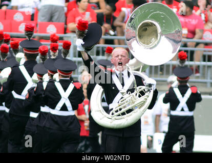 Die Ohio State University Marching Band sousaphon Spieler Punkte das "Ich" vor dem Start der Ohio State Buckeyes und Oregon State Beavers Spiel am Ohio Stadium in Columbus, Ohio am 1. September 2018. Foto von Archie Tischler/UPI Stockfoto