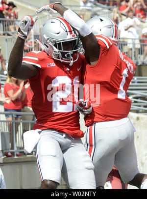 Ohio State Buckeyes wide receiver Parris Campbell (21) feiert seinen 8 Yard Touchdown mit Ohio State Buckeyes cornerback Jeffrey Okudah (1) im dritten Quartal die Roßkastanien 77-31 Gewinn gegen die Oregon State Beavers am Ohio Stadium in Columbus, Ohio am 1. September 2018. Foto von Archie Tischler/UPI Stockfoto