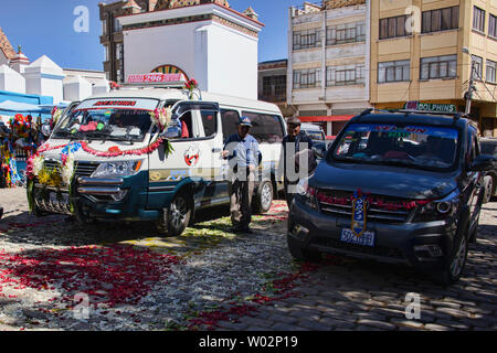 Automobil Segen, ein einzigartiges Ritual an der Basílica de Nuestra Señora in Copacabana, Bolivien Stockfoto