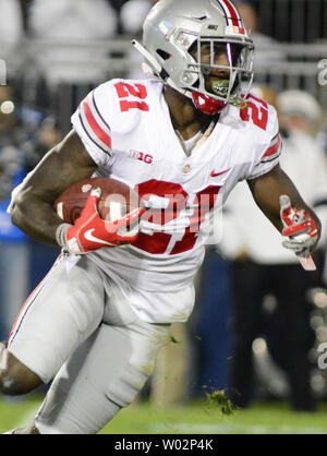 Ohio State Buckeyes wide receiver Parris Campbell (21) Läuft auf den Nebenerwerben für nur einen Gewinn von einem Hof im zweiten Viertel gegen die Penn State Nittany Lions im Beaver Stadium in State College, Pennsylvania am 29. September 2018. Foto von Archie Tischler/UPI Stockfoto