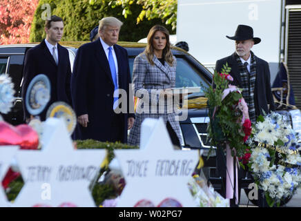 Rabbi Jeffery Meyers escorts Präsident Donald Trump mit First Lady Melania Trump, wie sie Steine und Blumen an jeder der Stars von David für die 11 Opfer der Masse schießen auf Samstag Morgen an den Baum des Lebens Synagoge in der Squirrel Hill von Pittsburgh am 30. Oktober 2018 errichtet wurde. Foto von Archie Tischler/UPI Stockfoto