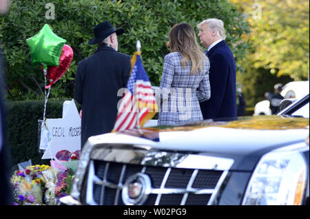 Rabbi Jeffery Meyers escorts Präsident Donald Trump mit First Lady Melania Trump, wie sie Steine und Blumen an jeder der Stars von David für die 11 Opfer der Masse schießen auf Samstag Morgen an den Baum des Lebens Synagoge in der Squirrel Hill von Pittsburgh am 30. Oktober 2018 errichtet wurde. Foto von Archie Tischler/UPI Stockfoto