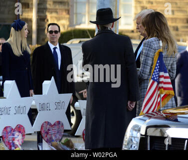 Rabbi Jeffery Meyers escorts Präsident Donald Trump mit First Lady Melania Trump, wie sie Steine und Blumen an jeder der Stars von David für die 11 Opfer der Masse schießen auf Samstag Morgen an den Baum des Lebens Synagoge in der Squirrel Hill von Pittsburgh am 30. Oktober 2018 errichtet wurde. Foto von Archie Tischler/UPI Stockfoto