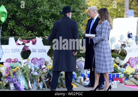 Rabbi Jeffery Meyers escorts Präsident Donald Trump mit First Lady Melania Trump, wie sie Steine und Blumen an jeder der Stars von David für die 11 Opfer der Masse schießen auf Samstag Morgen an den Baum des Lebens Synagoge in der Squirrel Hill von Pittsburgh am 30. Oktober 2018 errichtet wurde. Foto von Archie Tischler/UPI Stockfoto