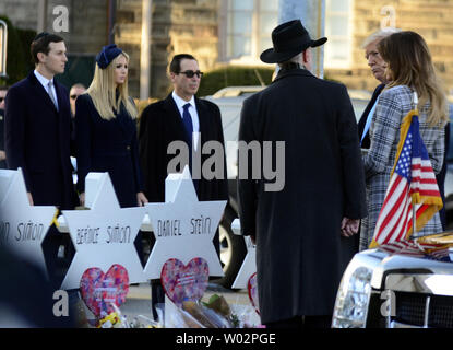 Rabbi Jeffery Meyers escorts Präsident Donald Trump mit First Lady Melania Trump, wie sie Steine und Blumen an jeder der Stars von David für die 11 Opfer der Masse schießen auf Samstag Morgen an den Baum des Lebens Synagoge in der Squirrel Hill von Pittsburgh am 30. Oktober 2018 errichtet wurde. Foto von Archie Tischler/UPI Stockfoto