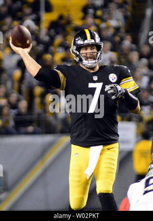 Pittsburgh Steelers Quarterback Ben Roethlisberger (7) Schritte zurück und wirft ein Abfangen im zweiten Quartal gegen die Los Angeles Ladegeräte am Heinz Feld in Pittsburgh am 2. Dezember 2018. Foto von Archie Tischler/UPI Stockfoto