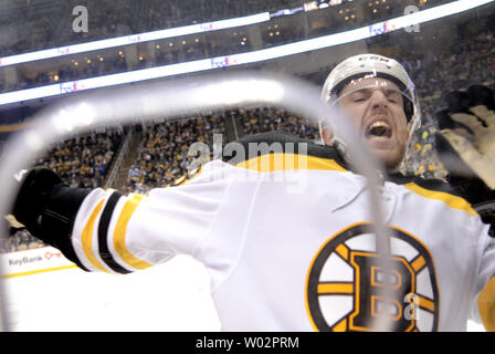 Boston Bruins defenseman Matt Grzelcyk (48) reagiert nach einem harten Check in der zweiten Periode der Pittsburgh Penguins 4-2 Sieg gegen die Boston Bruins an PPG Malt Arena in Pittsburgh am 10. März 2018. Foto von Archie Tischler/UPI Stockfoto