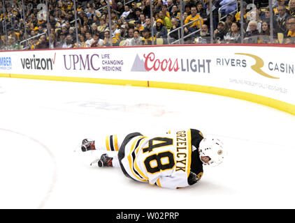 Boston Bruins defenseman Matt Grzelcyk (48) fällt auf dem Eis nach einem harten Check in der zweiten Periode der Pittsburgh Penguins 4-2 Sieg gegen die Boston Bruins an PPG Malt Arena in Pittsburgh am 10. März 2018. Foto von Archie Tischler/UPI Stockfoto