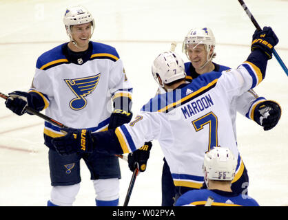 Pittsburgh Penguins Zentrum Matt Cullen (7) verbindet die Feier der St. Louis Blues defenseman Jay Bouwmeester (19) Ziel in der zweiten Periode der Pittsburgh Penguins 5-1 am PPG Malt Arena in Pittsburgh verloren am 16. März 2018. Foto von Archie Tischler/UPI Stockfoto