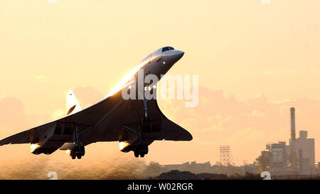 Die letzten britischen Concorde Flug startet am 24. Oktober 2003 Von den New Yorker Stiftung Flughafen zum Flughafen London Heathrow. British Airways in den Ruhestand ihre Concorde Flotte an Flugzeugen nach 27 Jahren Service. (UPI/Ezio Petersen) Stockfoto