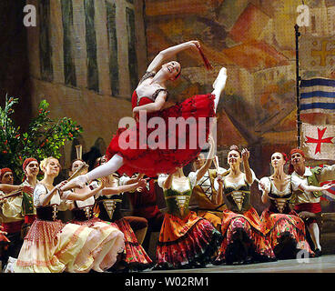 Maria Alexandrova, Principal Dancer des Bolschoi Balletts, führt bei einer Generalprobe für den 18. Juli 2005 zur Eröffnung der Nacht Produktion von 'Don Quixote' an der New Yorker Metropolitan Opera House. Dies ist das Bolschoi erste Leistung an der MET seit 1987, und ihren ersten Auftritt in New York in fünf Jahren. (UPI Foto/Ezio Petersen) Stockfoto