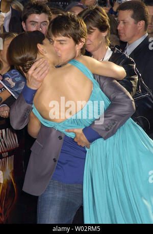 Schauspieler Tom Cruise und seine Verlobte Schauspielerin Katie Holmes nehmen an der 23. Juni 2005, New York Premiere für neuen Film "Krieg der Welten". (UPI Foto/Robin Platzer) Stockfoto