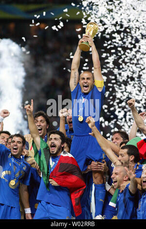 Italienische Team Captain Fabio Cannavaro hält aloft die WM-Trophäe als Teammitglieder den Sieg über Frankreich im Finale in Berlin am 9. Juli 2006 feiern. Italien gewann 5-3 im Elfmeterschießen aus. (UPI Foto/Arthur Thill) Stockfoto