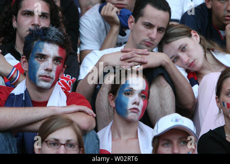 Französische Fußballmannschaft Anhänger reagieren im Parc des Princes Stadion in Paris, während sie auf einem riesigen Bildschirm der Fußball WM Finale in Berlin, Deutschland, 9. Juli 2006 gespielt wird. Frankreich nach Italien 5-3 verloren auf elfmeterschießen nach dem Spiel durch die 120 Minuten zu einem 1-1. (UPI Foto/William Alix) Stockfoto