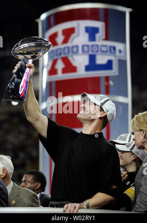Pittsburgh Steelers Head Coach Bill Cowher hält die Lombardi Trophäe, nachdem die Pittsburgh Steelers gegen die Seattle Seahawks 21 bis 10 im Super Bowl XL im Ford Field in Detroit, MI., am 5. Februar 2006. (UPI Foto/Brian Kersey) Stockfoto