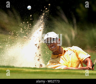 Tiger Woods startet aus der Sandfang auf Nr. 2 Grün während der zweiten Runde der Spieler-Meisterschaft an TPC Sawgrass Ponte Vedra Beach, Florida am 11. Mai 2007. Holz birdied die Bohrung. (UPI Foto/Pat Benic) Stockfoto