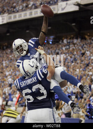 Indianapolis Colts center Jeff Saturday (63) Lifte wide receiver Reggie Wayne (87) Nach seinem 5 Yard Touchdown Rezeption gegen die Denver Broncos im vierten Quartal an der RCA Dome in Indianapolis am 30. September 2007. Die Colts besiegt die Broncos 38-20. (UPI Foto/Markierung Cowan) Stockfoto